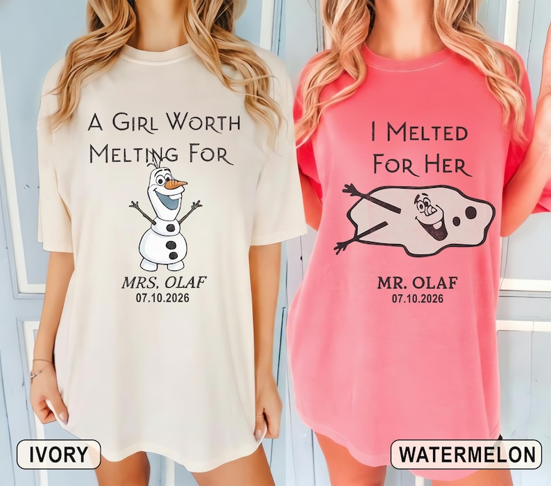 以下が含まれることがあります： 「アナと雪の女王」のオラフのグラフィックがプリントされた、アイボリーとスイカ色のTシャツ2枚。アイボリーのシャツには「A Girl Worth Melting For」と「Mrs. Olaf 07.10.2026」と書かれています。スイカ色のシャツには「I Melted For Her」と「Mr. Olaf 07.10.2026」と書かれています。