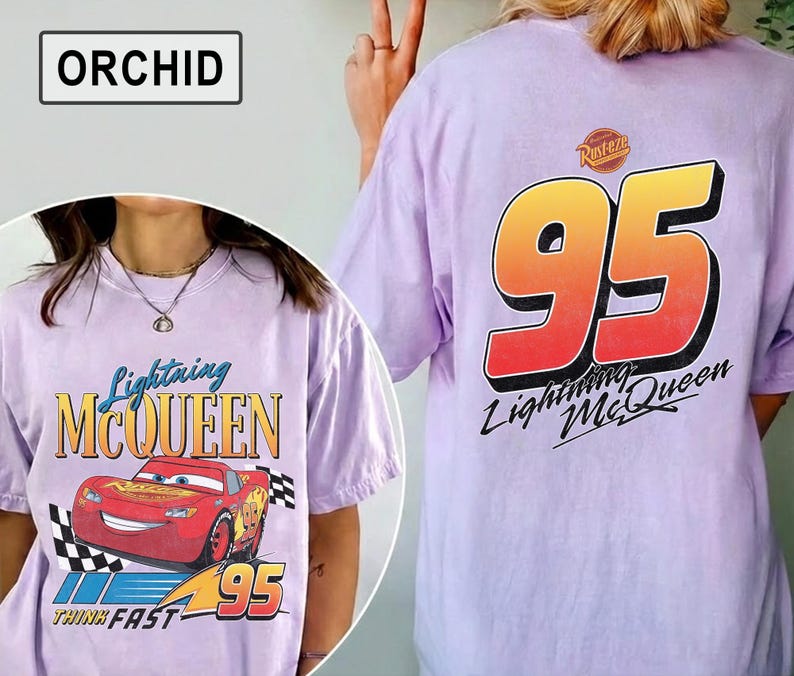 Pu&ograve; includere: T-shirt lilla con design di Lightning McQueen. La parte anteriore mostra l'auto e il testo "Lightning McQueen" e "95". Il retro presenta una grande grafica "95" con "Lightning McQueen" sotto. Una maglietta casual.
