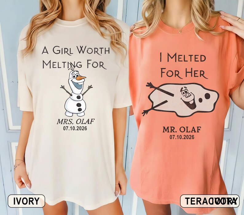 以下が含まれることがあります： 2枚のTシャツ。1枚はアイボリー、もう1枚はテラコッタで、アナと雪の女王のオラフが描かれています。アイボリーのシャツには「A Girl Worth Melting For」とオラフが描かれています。テラコッタのシャツには「I Melted For Her」と溶けたオラフが描かれています。どちらのシャツにも「Mrs. Olaf 07.10.2026」と「Mr. Olaf 07.10.2026」と書かれています。