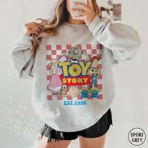 Comfort Colors トイ・ストーリー シャツ、トイ・ストーリー 設立 1995 年 シャツ、レトロ ピクサー トイ・ストーリー T シャツ、ディズニー ウッディ ジェシー バズ・ライトイヤー シャツ Sport Gray-Sweater
