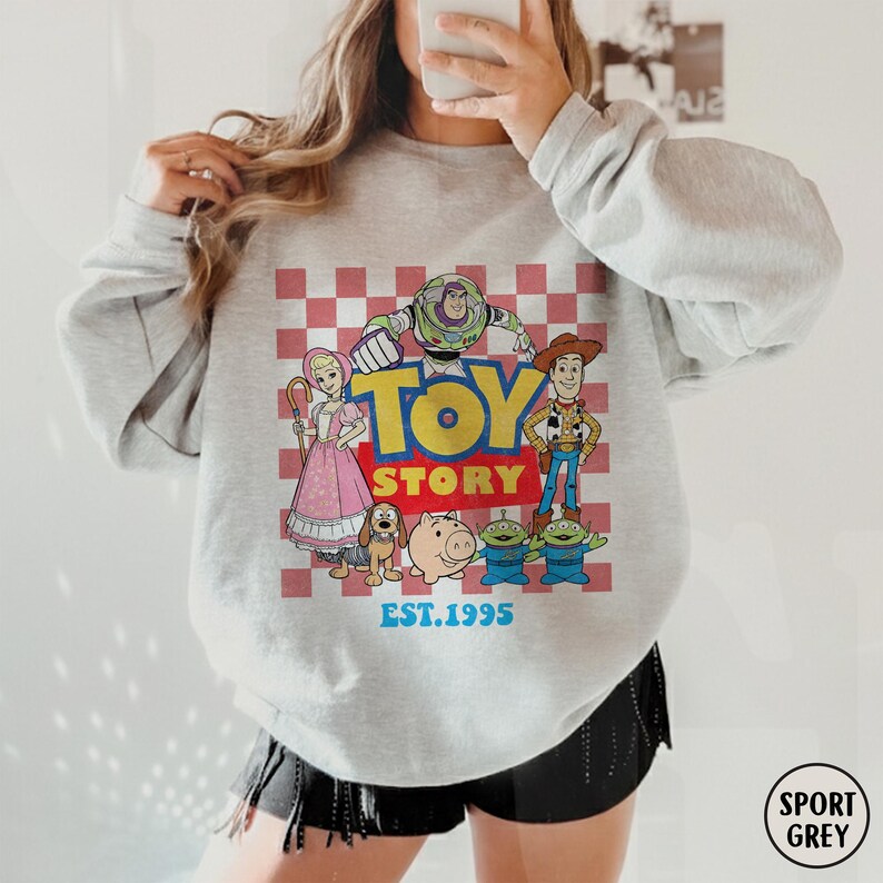 Comfort Colors トイ・ストーリー シャツ、トイ・ストーリー 設立 1995 年 シャツ、レトロ ピクサー トイ・ストーリー T シャツ、ディズニー ウッディ ジェシー バズ・ライトイヤー シャツ Sport Gray-Sweater