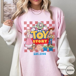 Comfort Colors トイ・ストーリー シャツ、トイ・ストーリー 設立 1995 年 シャツ、レトロ ピクサー トイ・ストーリー T シャツ、ディズニー ウッディ ジェシー バズ・ライトイヤー シャツ Blossom-Comfort Only