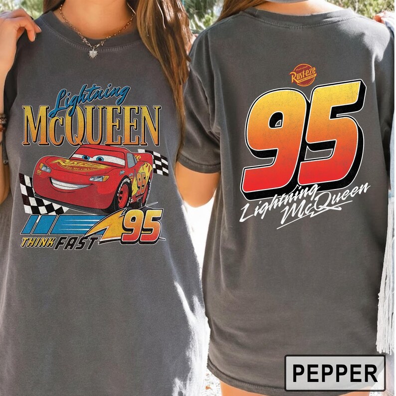 Pu&ograve; includere: T-shirt grigia con Lightning McQueen del film Cars. La parte anteriore mostra Lightning McQueen, il numero 95 e la scritta "Think Fast". Il retro presenta un grande numero 95 e la scritta "Lightning McQueen".