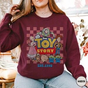 Comfort Colors トイ・ストーリー シャツ、トイ・ストーリー 設立 1995 年 シャツ、レトロ ピクサー トイ・ストーリー T シャツ、ディズニー ウッディ ジェシー バズ・ライトイヤー シャツ Maroon-Sweater