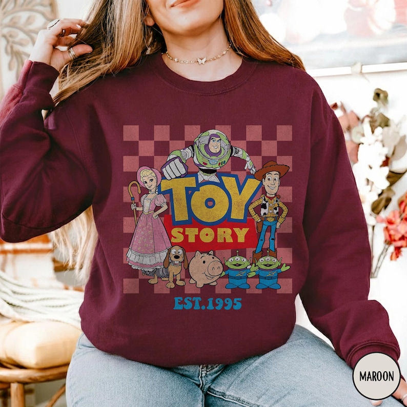 Comfort Colors トイ・ストーリー シャツ、トイ・ストーリー 設立 1995 年 シャツ、レトロ ピクサー トイ・ストーリー T シャツ、ディズニー ウッディ ジェシー バズ・ライトイヤー シャツ Maroon-Sweater