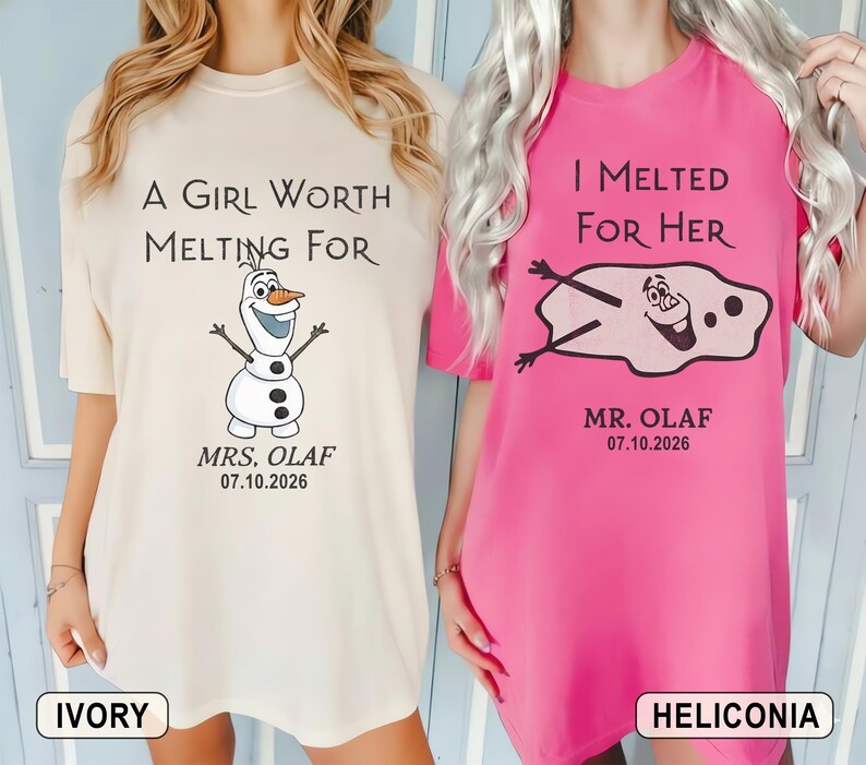 以下が含まれることがあります： 2枚のTシャツ。1枚はアイボリー、もう1枚はピンクで、アナと雪の女王のオラフが描かれています。アイボリーのシャツには「A GIRL WORTH MELTING FOR」とオラフ、「MRS. OLAF 07.10.2026」と書かれています。ピンクのシャツには、溶けたオラフと「I MELTED FOR HER」、「MR. OLAF 07.10.2026」と書かれています。