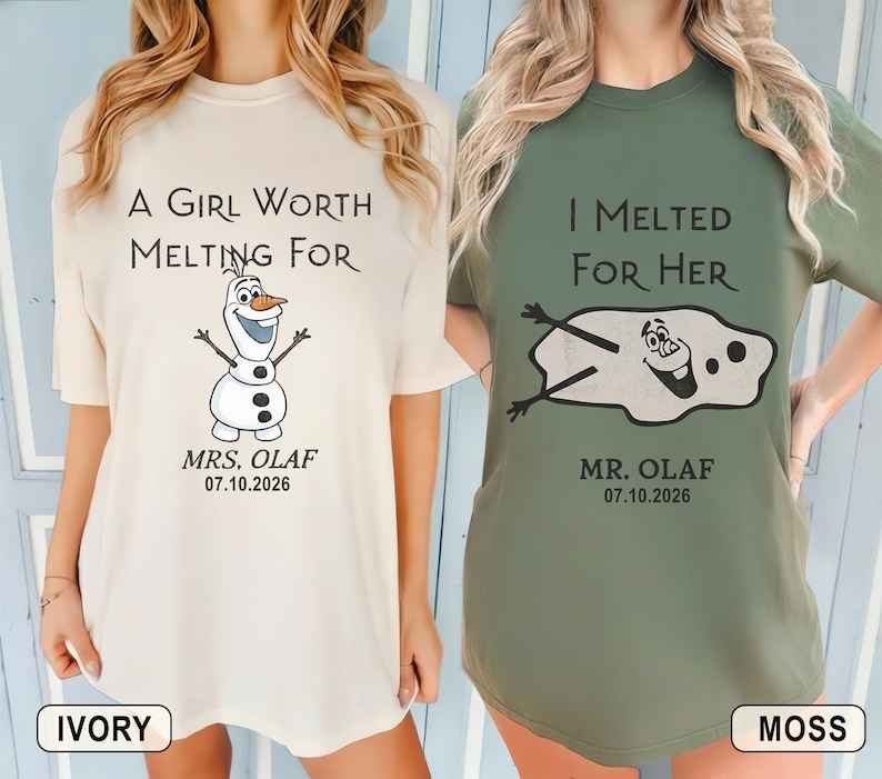以下が含まれることがあります： 2枚のTシャツ。1枚はアイボリー、もう1枚はモスグリーンで、アナと雪の女王のオラフのデザイン。アイボリーのシャツには「A Girl Worth Melting For」と「Mrs. Olaf」と日付が書かれています。モスグリーンのシャツには「I Melted For Her」と「Mr. Olaf」と日付が書かれています。