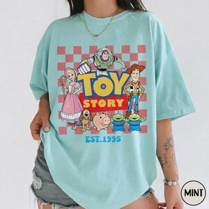 Comfort Colors トイ・ストーリー シャツ、トイ・ストーリー 設立 1995 年 シャツ、レトロ ピクサー トイ・ストーリー T シャツ、ディズニー ウッディ ジェシー バズ・ライトイヤー シャツ Mint-Bella