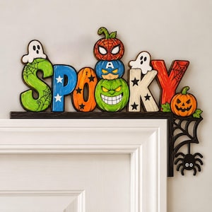 Könnte beinhalten: Ein hölzernes Türrahmenschild mit dem Schriftzug SPOOKY in bunten Buchstaben, bestehend aus einem grünen S mit Spinnenweben, einem blauen P mit Sternen, einem orangefarbenen O, einem grünen O mit Gesicht, einem weißen K mit Sternen und einem roten Y.