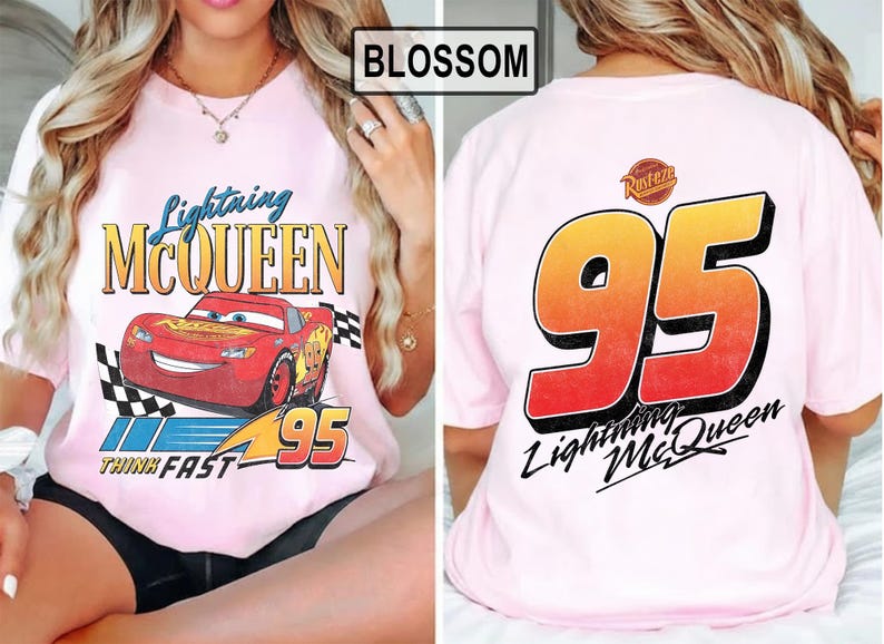 Pu&ograve; includere: T-shirt rosa chiaro con Lightning McQueen del film Cars. La parte anteriore presenta il personaggio e il testo, mentre il retro mostra un grande "95" e il testo "Lightning McQueen". La maglietta ha maniche corte.