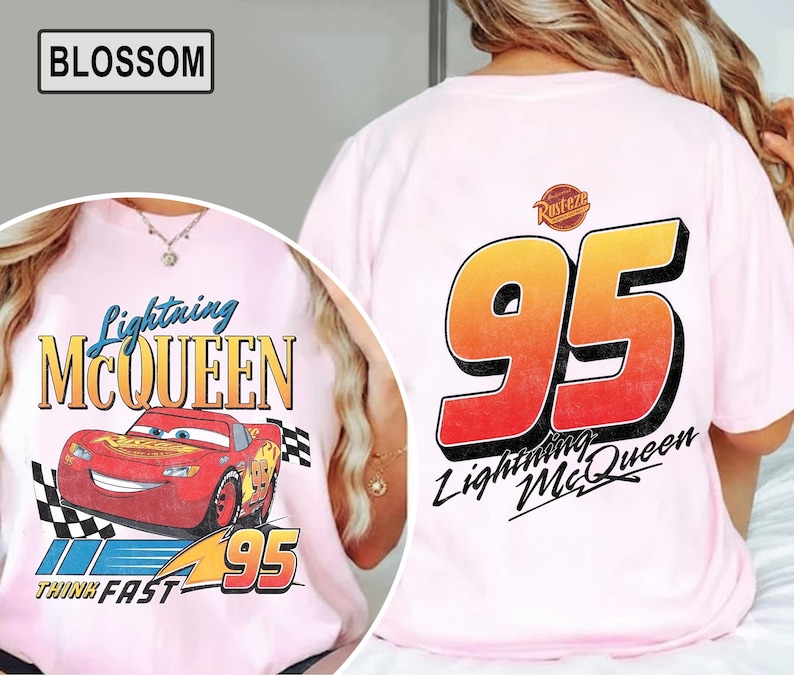 Pu&ograve; includere: T-shirt rosa chiaro con Lightning McQueen del film Cars. La parte anteriore presenta il personaggio e il testo, mentre il retro mostra un grande "95" e il testo "Lightning McQueen". La maglietta ha anche il testo "Think Fast".