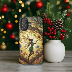 Puede incluir: Una funda de teléfono con un diseño de vidriera que presenta un hada, girasoles y otras flores. La funda tiene una combinación de colores marrón y amarillo con una ilustración detallada de un hada con un vestido verde. El fondo incluye un árbol y elementos florales.