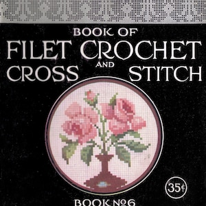 Może przedstawiać: Okładka książki "Book of Filet Crochet and Cross Stitch" autorstwa Cory Kirchmaier. Okładka ma czarne tło z białą koronkową ramką. Tytuł jest w białym kolorze. Okładka zawiera również okrągły obrazek z różowym bukietem kwiatów w wazonie, z ceną 35 centów.