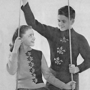 Pode incluir: Uma fotografia a preto e branco de duas crianças num balanço. A menina está a usar um camisola com um padrão floral e o menino está a usar um camisola com um padrão geométrico.