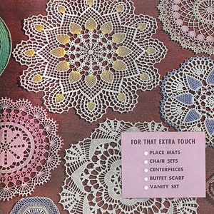 Puede incluir: Una colección de doilies de crochet blanco con diferentes patrones y diseños. Los doilies están dispuestos sobre un fondo marrón. El texto "FOR THAT EXTRA TOUCH" está escrito en blanco sobre un fondo rosa. Debajo del texto, hay viñetas que enumeran diferentes usos para los doilies, incluyendo manteles individuales, juegos de sillas, centros de mesa, bufandas de buffet y juegos de tocador.