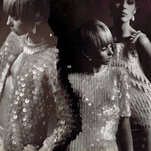 Puede incluir: Tres mujeres con tops de lentejuelas. La mujer de la izquierda lleva un top blanco con una chaqueta de lentejuelas. La mujer del centro lleva un top blanco de lentejuelas. La mujer de la derecha lleva un top blanco sin mangas de lentejuelas.