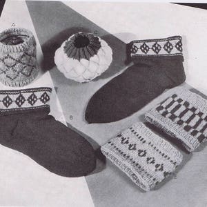K&ouml;nnte beinhalten: F&uuml;nf gestrickte Artikel, darunter Socken, eine M&uuml;tze und Beinstulpen, mit verschiedenen geometrischen Mustern in Schwarz und Wei&szlig;.