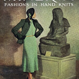Könnte beinhalten: Eine Frau in einem grünen Kleid und einer schwarzen Jacke steht vor einer großen Steinskulptur. Der Text "MINERVA FASHIONS IN HAND KNITS VOLUME 76" ist oben im Bild zu sehen.
