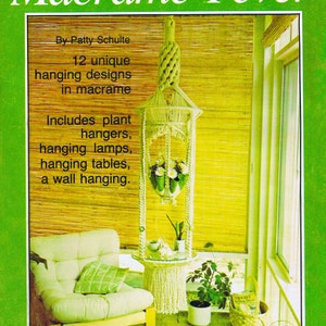 Può includere: Una copertina di libro con il titolo "Macrame Fever" di Patty Schulte. La copertina presenta un portavasi sospeso in macramè bianco con una pianta verde al suo interno. La copertina del libro è verde e ha uno sfondo giallo.