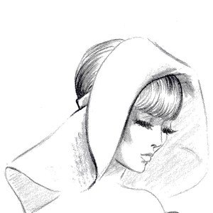 Op de afbeelding: Een zwart-wit potloodtekening van een vrouw met haar haar naar achteren getrokken en een groot, gekaptonde kledingstuk draagt.