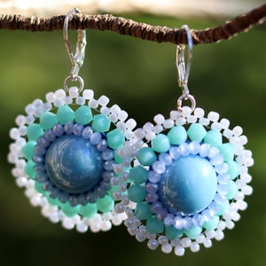 Orecchini ricamati azzurri: pendenti boho con perline