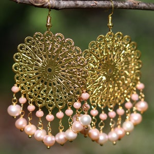 Boucles d'oreilles lustre en perles de pêche : pendants en filigrane d'or