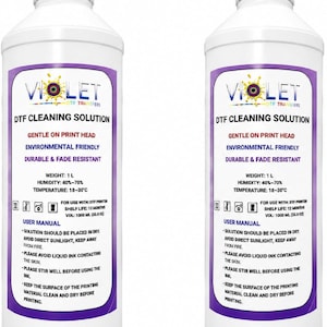 Peut inclure: Deux bouteilles en plastique blanc identiques de solution de nettoyage DTF Violet, contenant chacune 1000 ml. Les étiquettes présentent des bordures violettes et du texte détaillant les instructions d'utilisation et la compatibilité.
