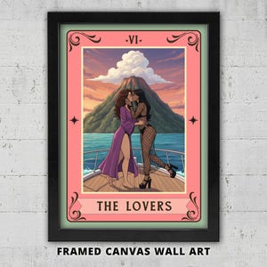 Puede incluir: Arte mural en lienzo enmarcado con una ilustración de carta de tarot. La carta representa a dos figuras abrazándose en un barco, con un volcán y una puesta de sol al fondo. La carta está etiquetada como "THE LOVERS" y "-VI-".