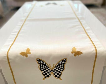 Chemin de table en lin brodé papillon : décoration de table à carreaux faite main