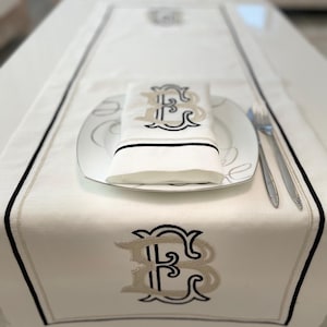 Monogrambroderad bordslöpare i linne: Silver- eller guldtråd, bröllopsdekor.