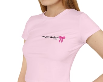 「I’m Just a Book Girl」コケットクロップトップ – 遊び心のあるフィット感のレディースTシャツ