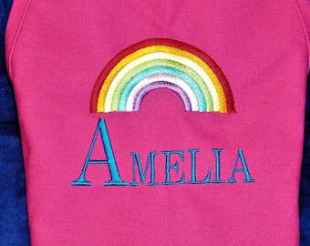 Delantal infantil personalizado: bata con bordado de arcoíris, hecho en EE. UU.