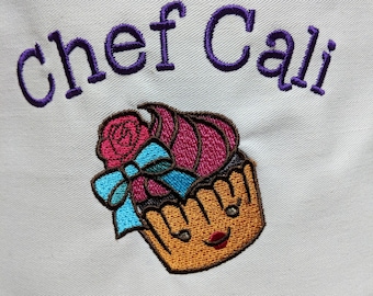Delantal infantil personalizado: diseño de cupcake bordado, hecho en EE. UU.