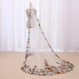 AD21｜秋の野花ブライダルベール、重厚な花柄刺繍ウェディングベール、ボヘミアン風ウッドランドカテドラルベール、オレンジの花があしらわれた秋のボタニカルベール