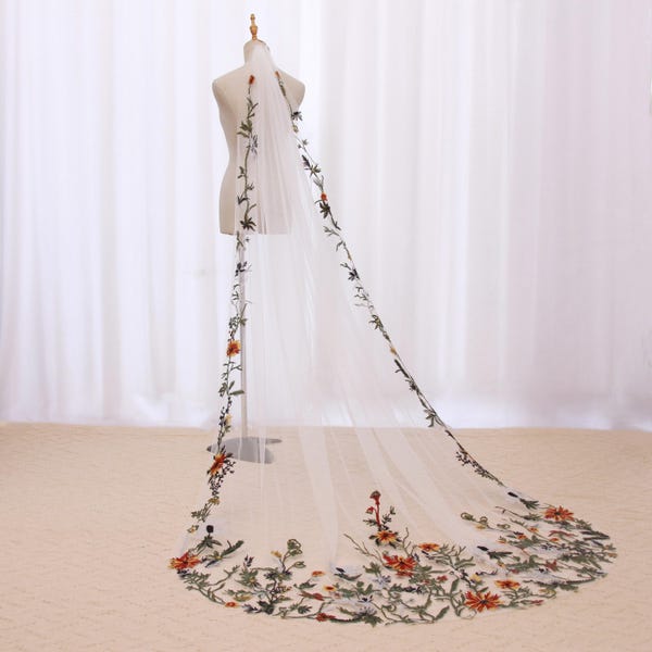 AD21｜秋の野花ブライダルベール、重厚な花柄刺繍ウェディングベール、ボヘミアン風ウッドランドカテドラルベール、オレンジの花があしらわれた秋のボタニカルベール