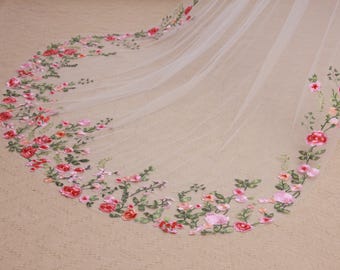 AD23 | Véu Catedral Bordado Floral: Véu de Noiva com Renda de Rosas Multicoloridas