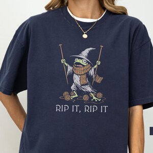 Knitting Shirt, Funny Knitting Shirt, Yarn Lover Shirt, Knitter Gift, Funny Knitting Shirt, Crafty Gift, Knitting Gifts, Funny Frog Shirt Navy