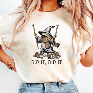 Knitting Shirt, Funny Knitting Shirt, Yarn Lover Shirt, Knitter Gift, Funny Knitting Shirt, Crafty Gift, Knitting Gifts, Funny Frog Shirt Ivory