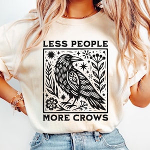 Camiseta divertida de cuervo, camiseta con gráfico de cuervo en linóleo, camiseta "Menos gente, más cuervos", camiseta de humor negro, camiseta para amantes de las aves, camiseta para amantes de los cuervos