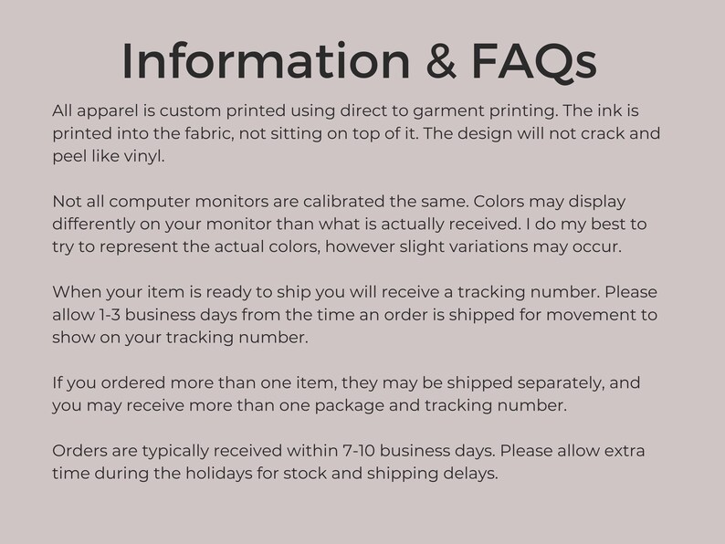 Puede incluir: Texto sobre un fondo marr&oacute;n claro que dice "Informaci&oacute;n y preguntas frecuentes". El texto explica la impresi&oacute;n personalizada de ropa, las variaciones de color debido a los monitores, los n&uacute;meros de seguimiento y los plazos de entrega, incluidas las demoras navide&ntilde;as.