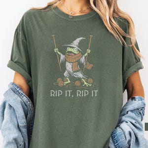 Knitting Shirt, Funny Knitting Shirt, Yarn Lover Shirt, Knitter Gift, Funny Knitting Shirt, Crafty Gift, Knitting Gifts, Funny Frog Shirt Moss
