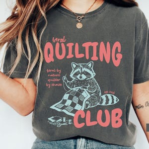 Camiseta de patchwork, Camiseta divertida de patchwork, Camiseta para amantes de la costura, Regalo para quilters, Regalo creativo, Regalos de patchwork, Club de patchwork salvaje, Camiseta de mapache