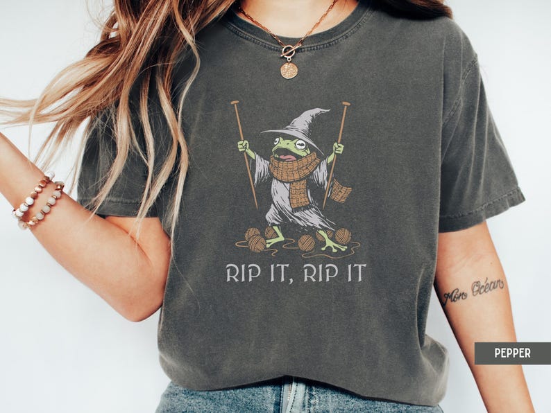 Knitting Shirt, Funny Knitting Shirt, Yarn Lover Shirt, Knitter Gift, Funny Knitting Shirt, Crafty Gift, Knitting Gifts, Funny Frog Shirt Pepper