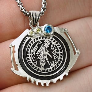 Collar exclusivo de Sephiroth de Final Fantasy VII Rebirth, colgante hecho a mano en plata 950, ideal para coleccionistas de FF7 y Sephiroth.