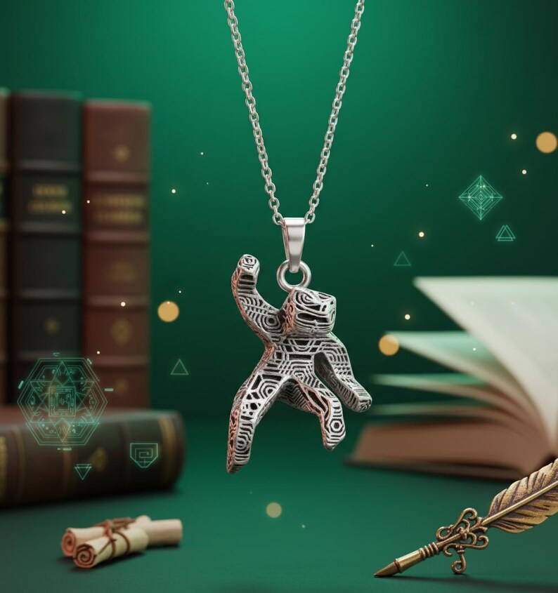 Pu&ograve; includere: Una collana con pendente in argento raffigurante una figura stilizzata con intricati motivi geometrici. Il pendente &egrave; appeso a una delicata catena. Lo sfondo include libri, pergamene e una penna, suggerendo un tema letterario o fantasy.