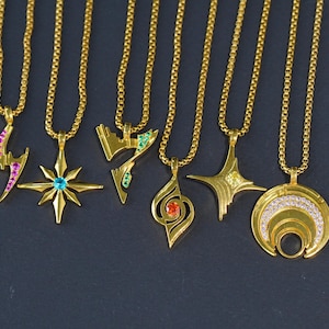 Pode incluir: Sete colares de ouro com diferentes pingentes. Os pingentes são um raio, uma estrela, uma letra estilizada, uma flor, um círculo com uma lua crescente e dois desenhos abstratos. Os pingentes são adornados com pedras preciosas coloridas.