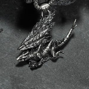 Valstrax Monster Hunter Wilds Halskette - Handgemachter Silber 950 Anhänger, Fantasy Schmuck für Gamer, Cosplayer, Jagd Emblem Sammler Geschenk