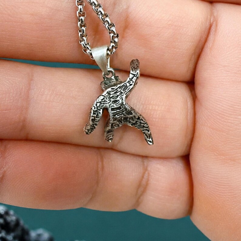 L'Osservatore delle Stelle - Ciondolo R0.cky in argento sterling 950 realizzato a mano - Collana ispirata a Pr0j.e.ct H.aI.l M.ar.y - Regalo per gli appassionati di fantascienza immagine 4