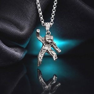L'Osservatore delle Stelle - Ciondolo R0.cky in argento sterling 950 realizzato a mano - Collana ispirata a Pr0j.e.ct H.aI.l M.ar.y - Regalo per gli appassionati di fantascienza immagine 1