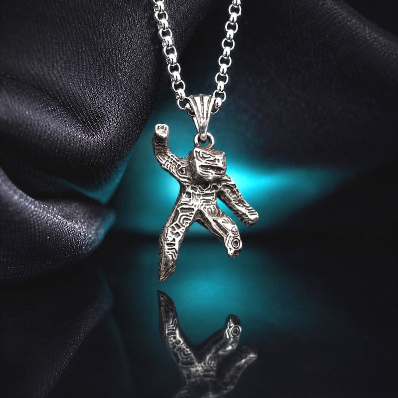 L'Osservatore delle Stelle - Ciondolo R0.cky in argento sterling 950 realizzato a mano - Collana ispirata a Pr0j.e.ct H.aI.l M.ar.y - Regalo per gli appassionati di fantascienza immagine 1
